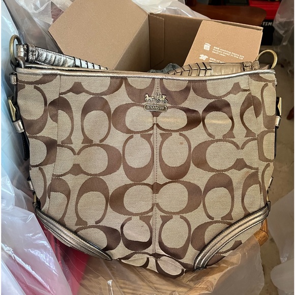 Coach handbag. Never used purchased from thredUP - Picture 1 of 4